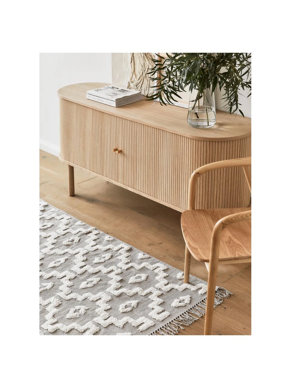 Westwing Collection Enfilade en bois clair avec portes coulissantes Calary, larg. 160 x haut. 75 cm 3 Westwing Collection Enfilade en bois clair avec portes coulissantes Calary, larg. 160 x haut. 75 cm – Image 3