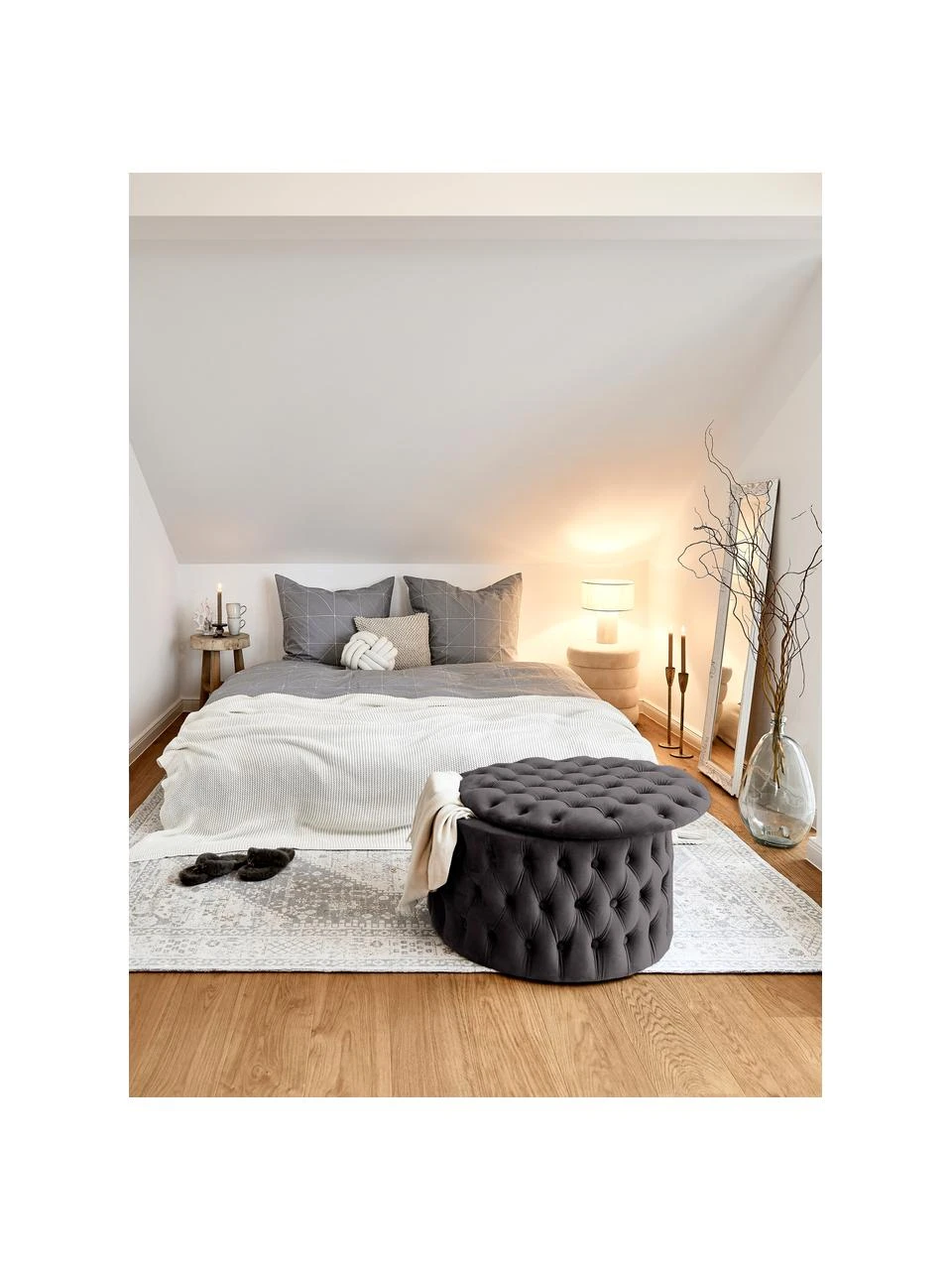 Westwing Collection Grand tabouret rond velours gris foncé avec rangement Chiara, Ø 70 x haut. 42 cm 2 Westwing Collection Grand tabouret rond velours gris foncé avec rangement Chiara, Ø 70 x haut. 42 cm – Image 2