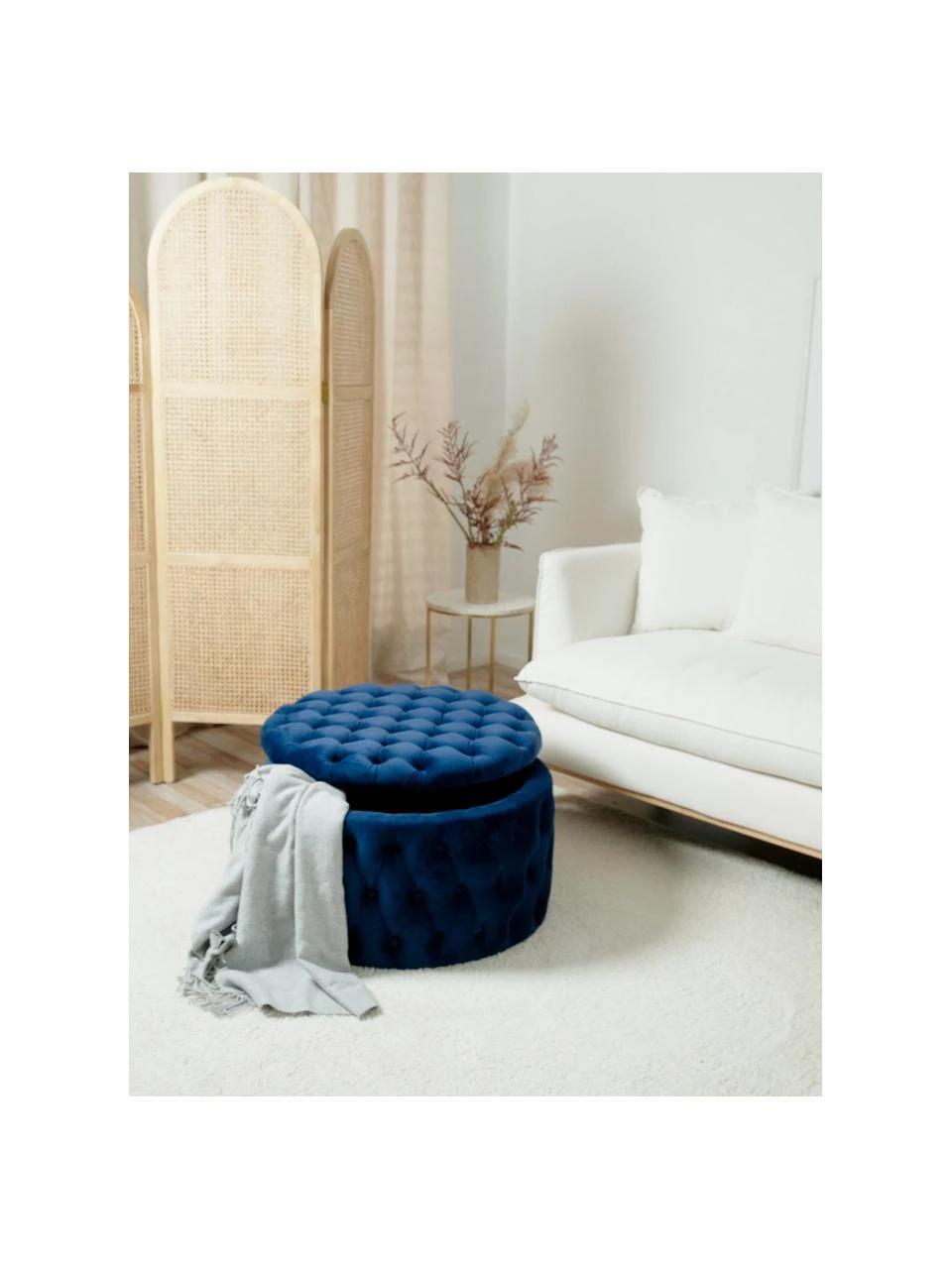 Westwing Collection Pouf coffre XL velours bleu foncé Chiara, Ø 70 x haut. 42 cm 2 Westwing Collection Pouf coffre XL velours bleu foncé Chiara, Ø 70 x haut. 42 cm – Image 2